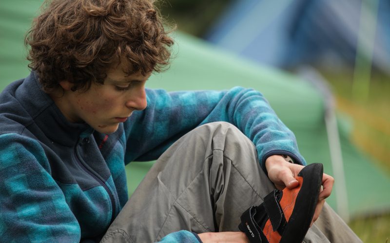 Boy-climbing-shoes-large-800x500